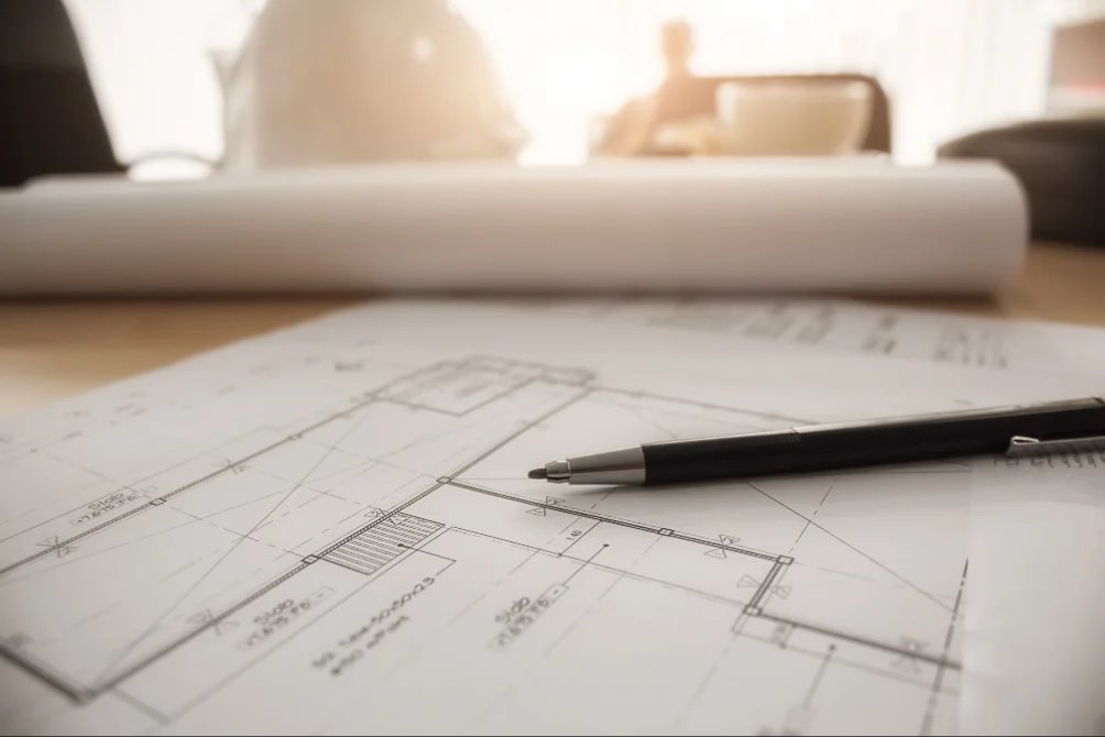 Plano de distribución sobre la mesa en un proyecto de interiorismo de tucasa en Madrid