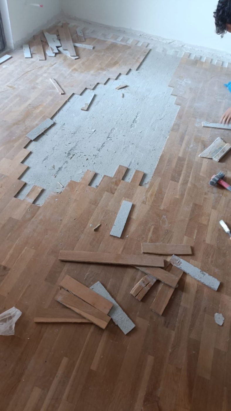 Parquet antiguo levantado antes de colocar el nuevo pavimento