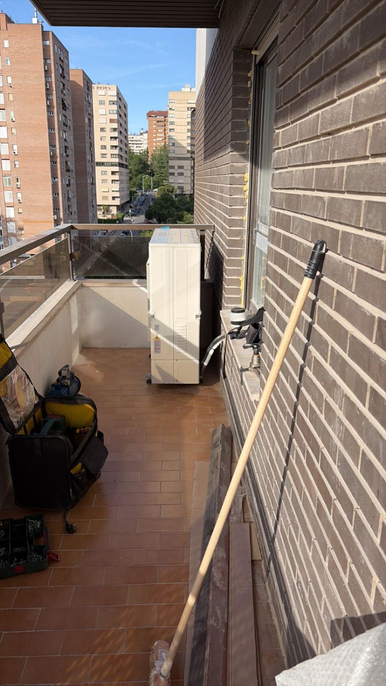 Unidad exterior de climatización instalada en la terraza