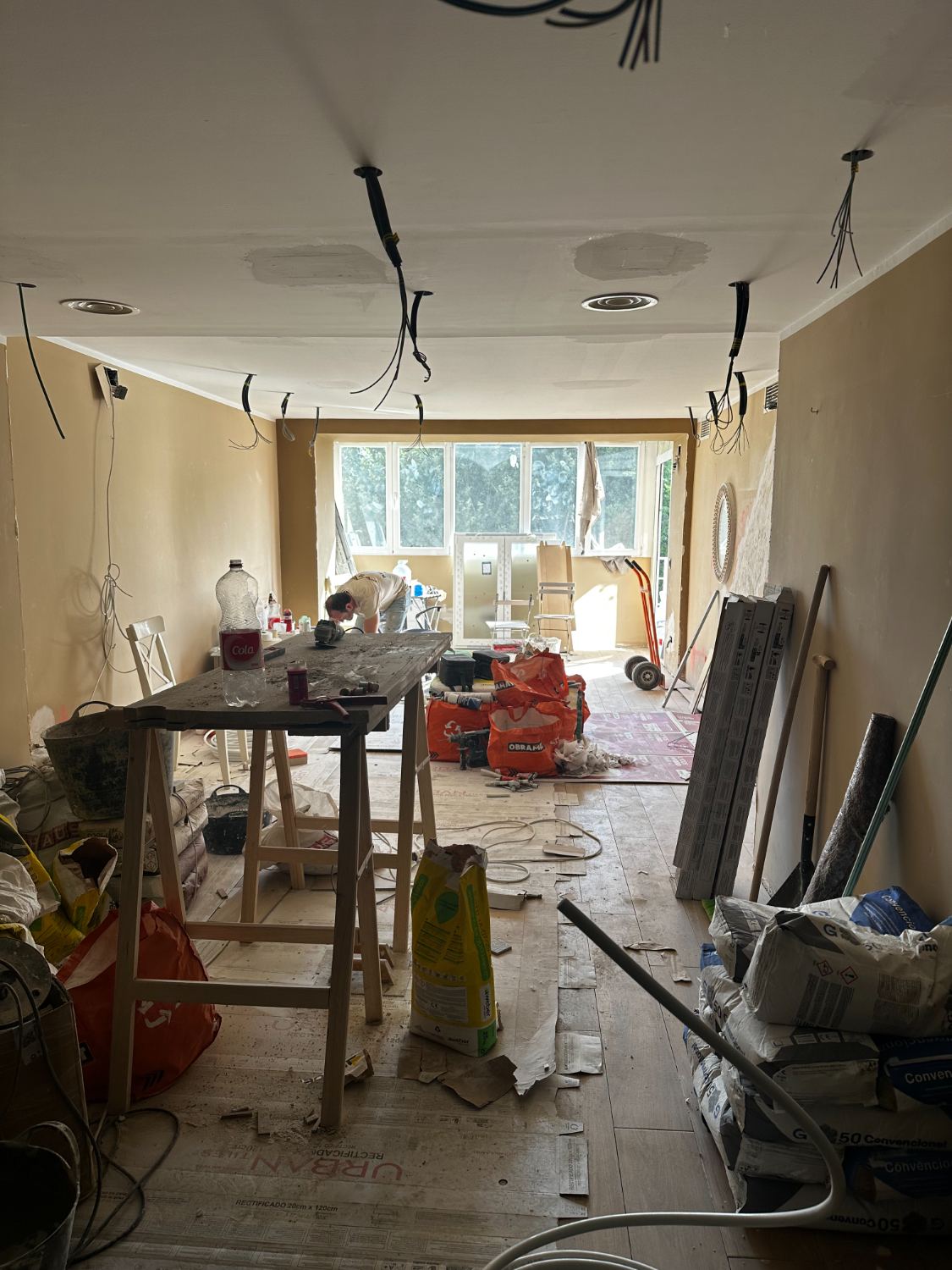 Vivienda en plena ejecución, con material acopiado y falso techo montado