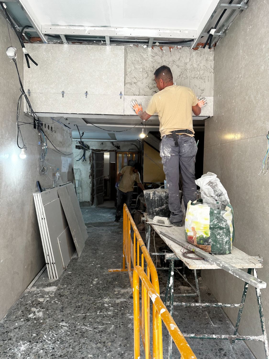 Colocación de gres de gran formato en el techo de un pasillo