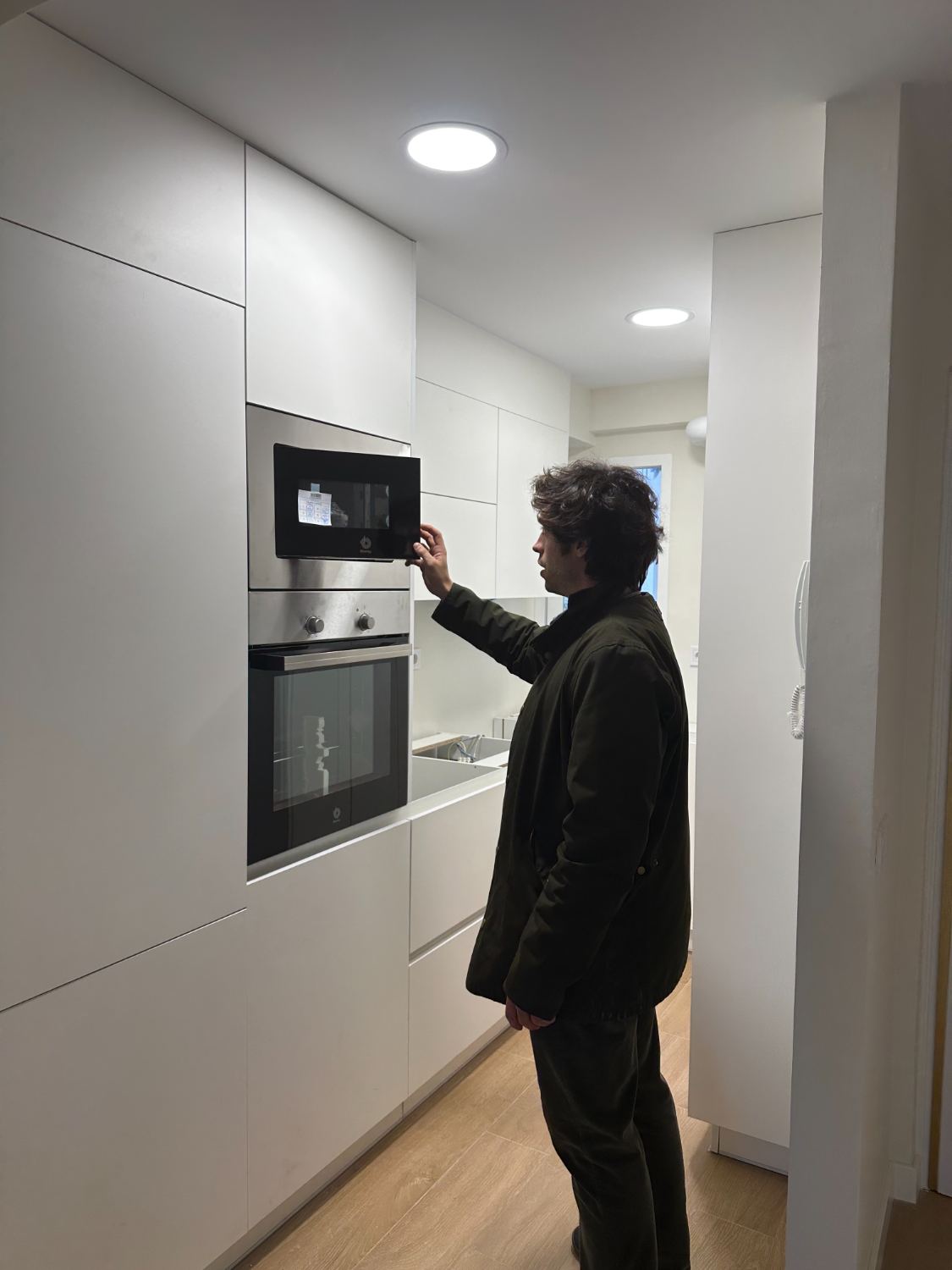 Cocina blanca terminada, revisando el montaje de los electrodomésticos