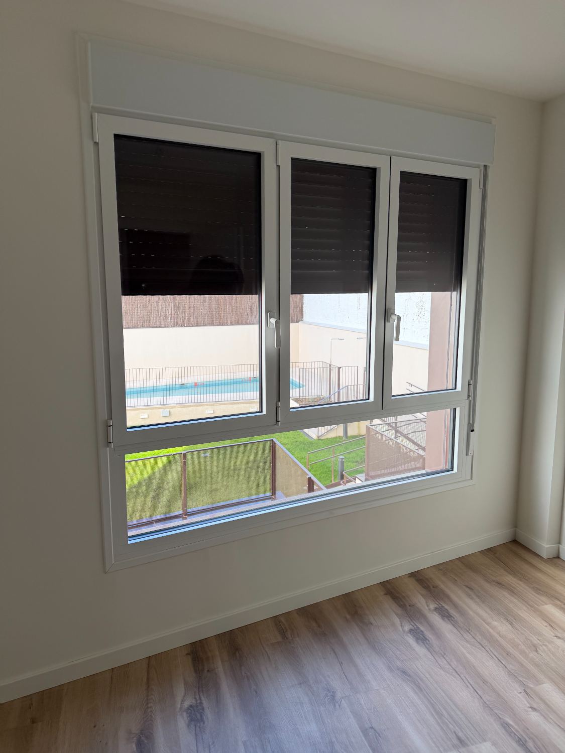Dormitorio terminado con ventana nueva y persiana instalada