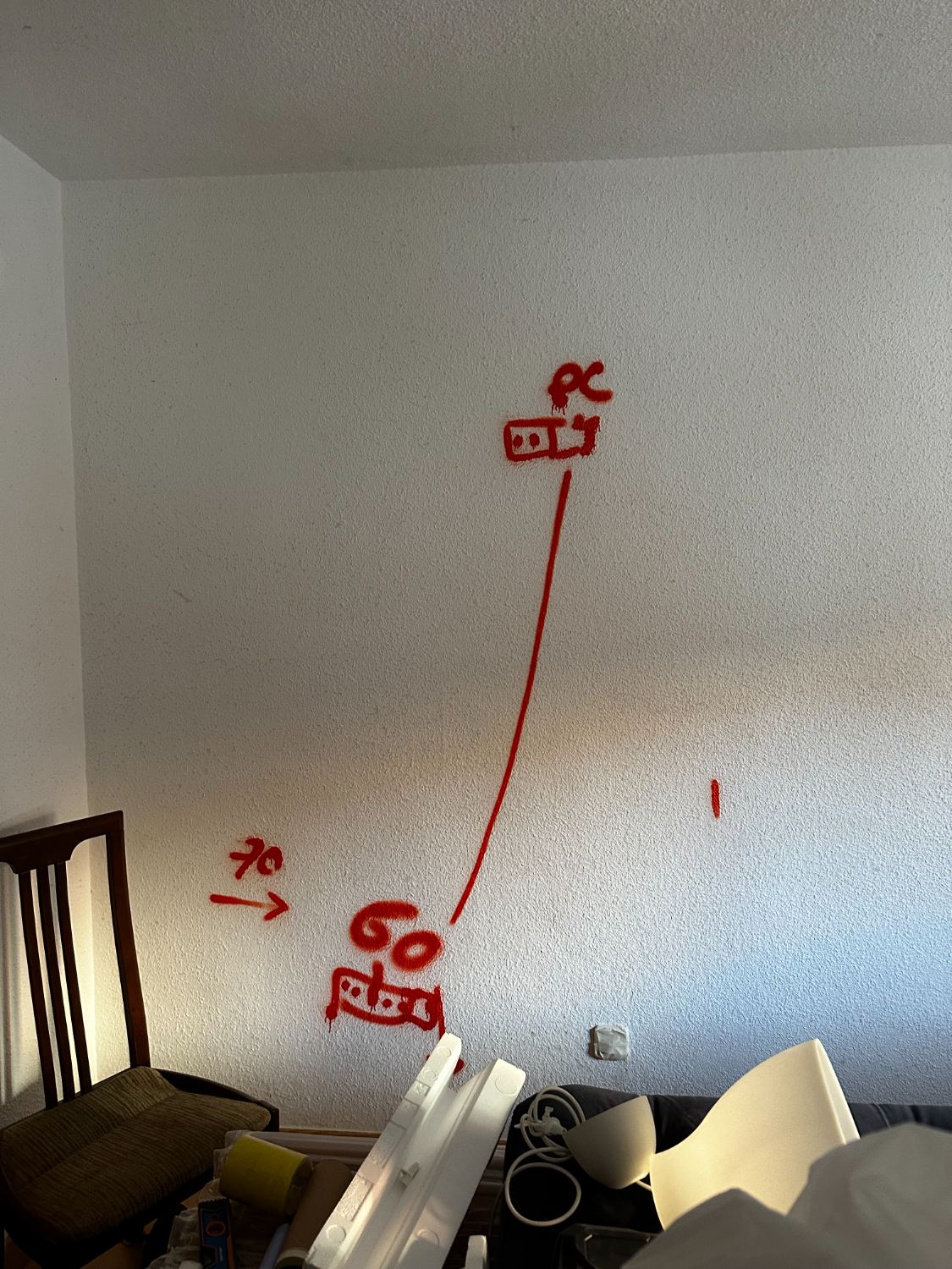 Marcas de replanteo en la pared antes de empezar la obra