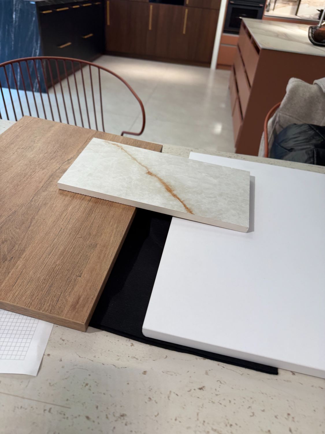 Muestras de materiales y acabados sobre la mesa durante la elección de la reforma