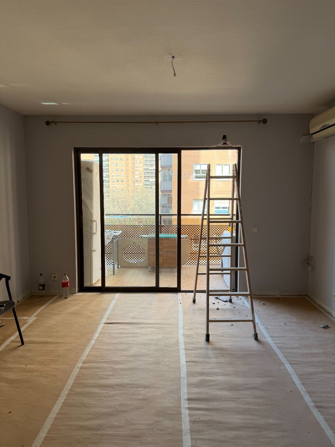 Salón protegido durante los trabajos de pintura