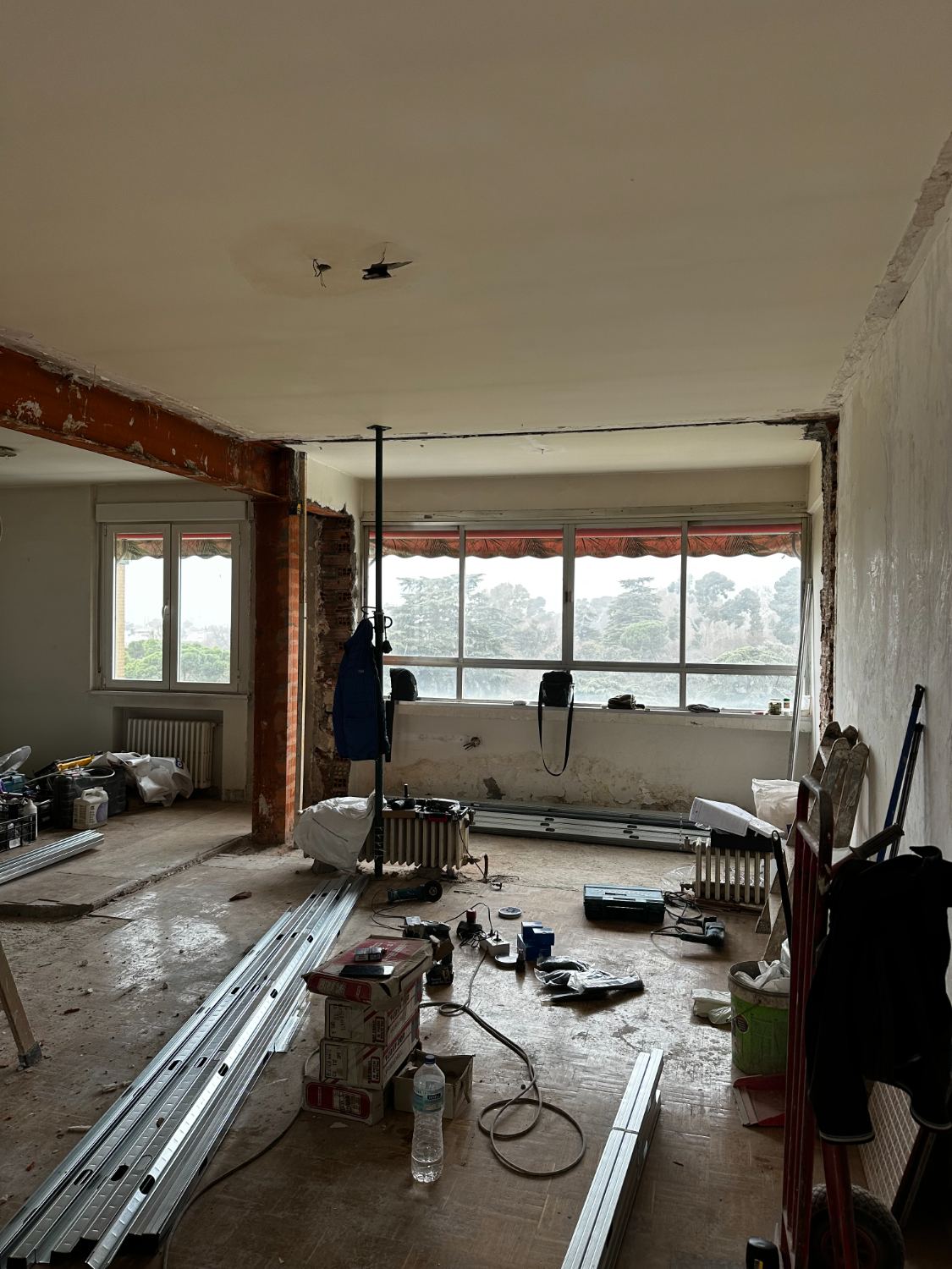 Salón en obra con perfilería de pladur preparada para el nuevo falso techo