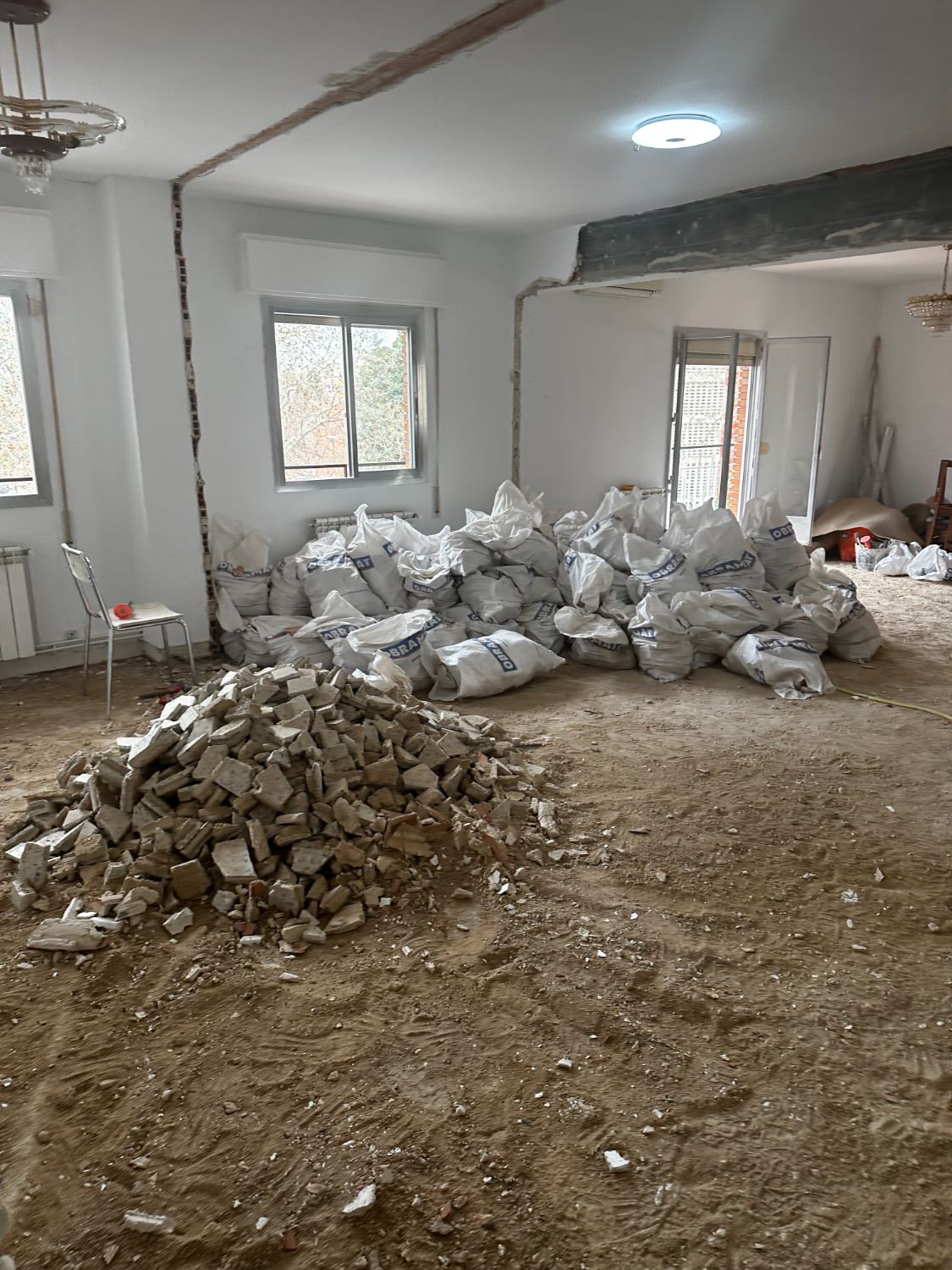 Escombro ensacado y retirado tras la demolición de la vivienda